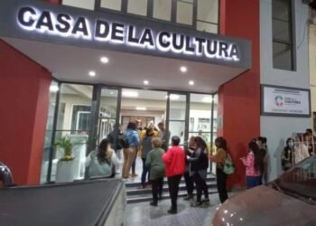 La Casa Municipal de la Cultura estrena telón recibido del Teatro Mitre y los 50 años