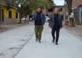 Julio Bravo visitó la obra de pavimentación en calle Santo Domingo