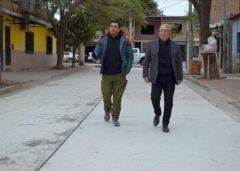Julio Bravo visitó la obra de pavimentación en calle Santo Domingo