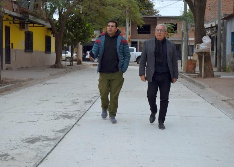 Julio Bravo visitó la obra de pavimentación en calle Santo Domingo