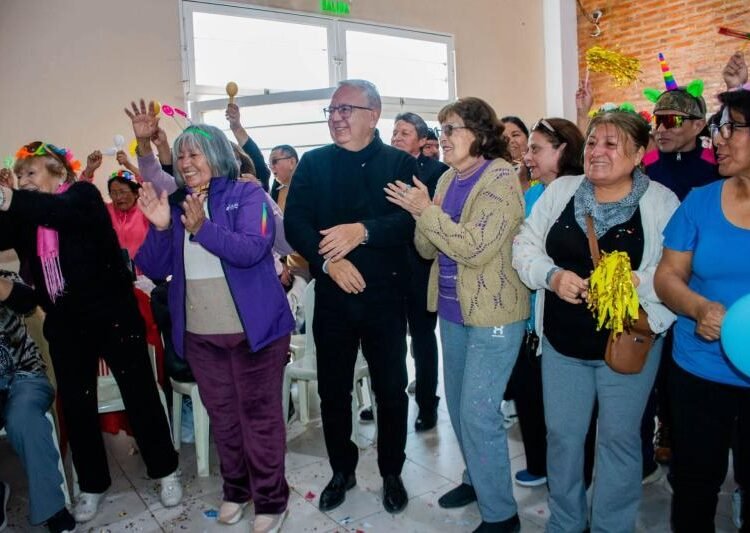 Julio Bravo acompañó a los adultos mayores en la elección de la reina