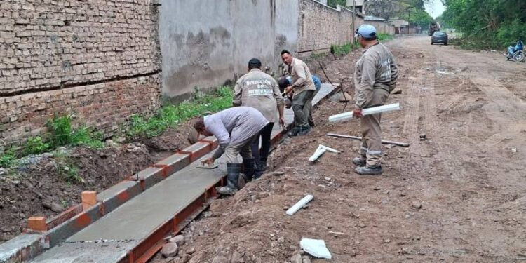 El municipio construye el cordón cuneta sobre calle Rogelia Lozano