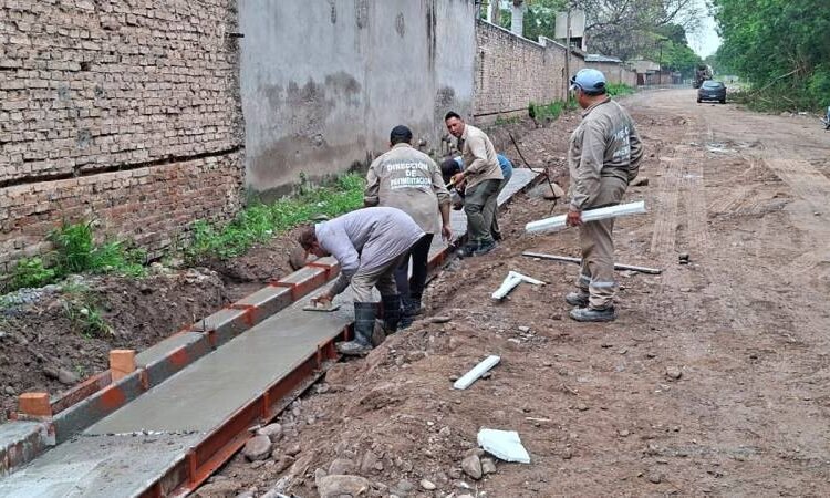 El municipio construye el cordón cuneta sobre calle Rogelia Lozano