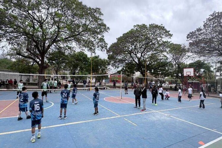 Masiva presencia de niñas y niños en la Liga Municipal de Minivóley