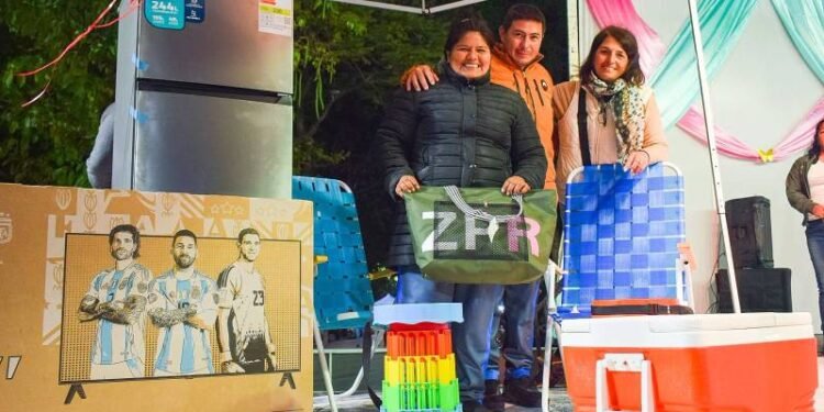 San Pedro homenajeó a las madres con una noche de música, sorteos y diversión