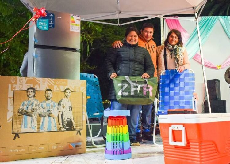San Pedro homenajeó a las madres con una noche de música, sorteos y diversión